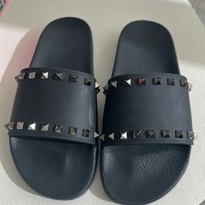 ROCKSTUD RUBBER SLIDER SANDAL